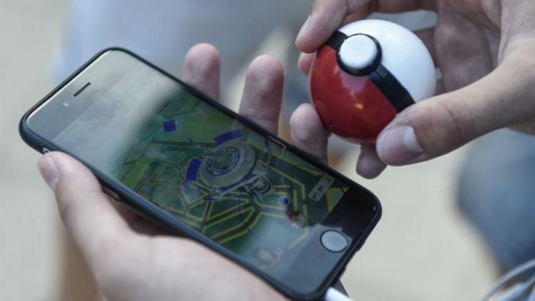 Pokémon Go utilise la géolocalisation pour permettre à ses utilisateurs d'attraper des Pokémon. 