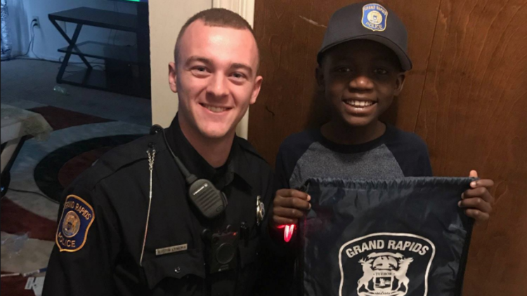 Pour ses 9 ans, Thomas a reçu de bien beaux cadeaux de la part d'un policier rencontré la veille.