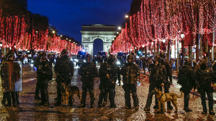 Une dizaine de milliers de policiers seront mobilisés sur les Champs-Elysées toute la soirée, et une partie de la nuit du Réveillon.