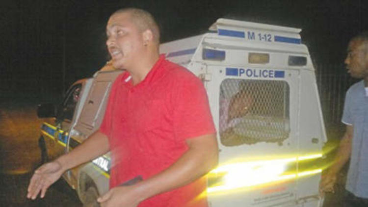 Ivre, un policier sud-africain a été enfermé dans sa voiture