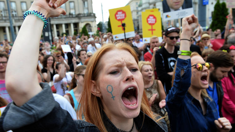 Des Polonaises manifestent pour défendre le droit à l'avortement à Varsovie, le 18 juin 2016.