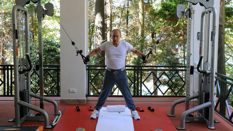 Le président Vladimir Poutine en pleine séance de musculation. 