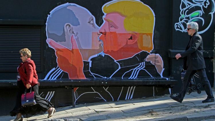Vladimir Poutine et Donald Trump tagués en train de s'embrasser, à Vilnius, en Lituanie.