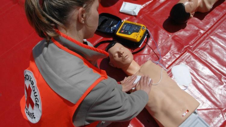 Initiation aux gestes qui sauvent par la Croix Rouge ©F. DURAND/SIPA