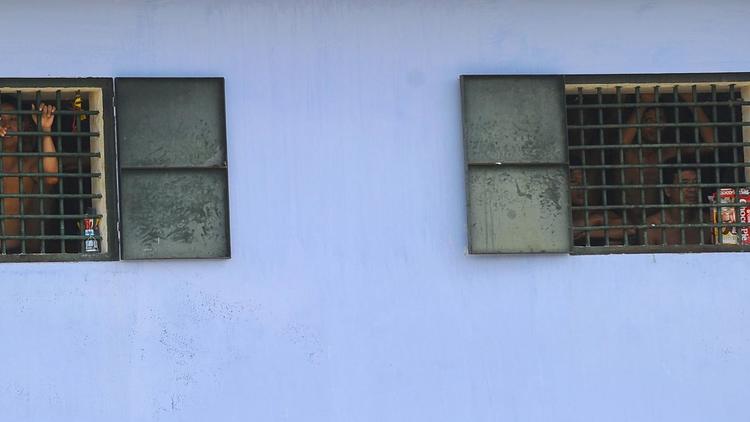 Des prisonniers vietnamiens regardent par la fenêtre, le 30 août 2013 (image d'illustration)