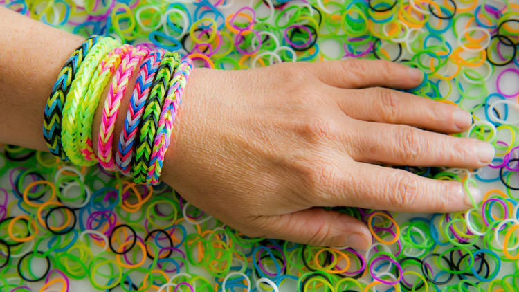 Les fameux bracelets multicolores ont faire fureur. 