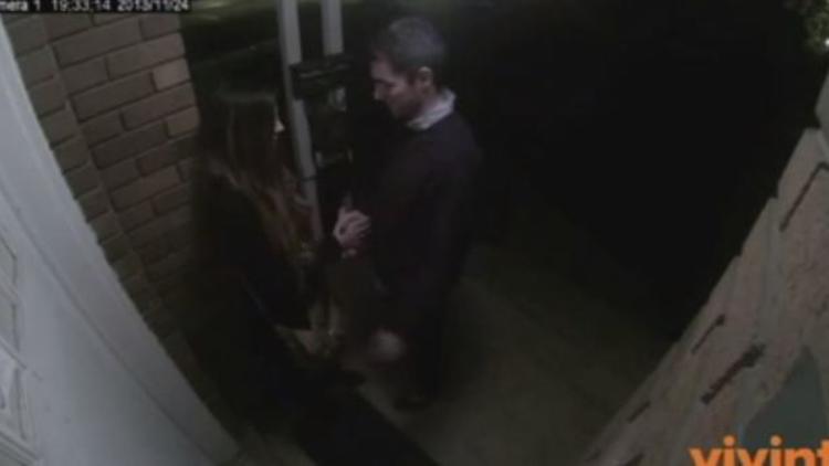 La jeune femme serre la main de l'homme qui a tenté de l'embrasser. La scène a été filmée par des caméras de surveillance.