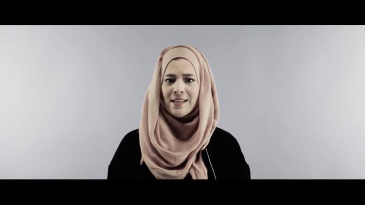 La Belge Sara Lou a repris cette chanson devenue culte, sur la chaîne YouTube Molem Sisters, en modifiant les paroles pour dénoncer l’islamophobie et revendiquer sa liberté de porter le voile.