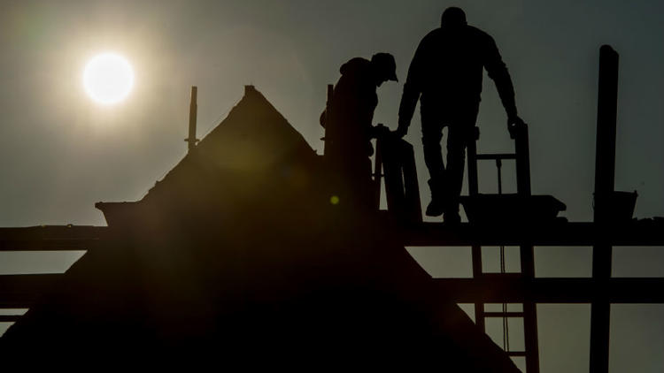 Des ouvriers sur le toit d'une maison en construction, le 28 septembre à Godewaersvelde (Nord). 