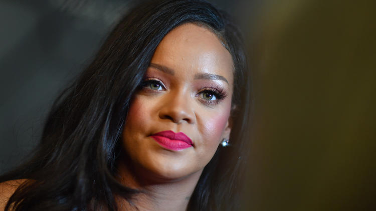 Rihanna reproche à son père d'utiliser son nom pour solliciter de l'argent. 