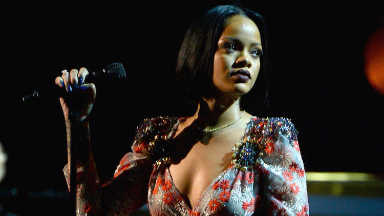 Voix fatiguée, bronchite, problème d'organisation ou burn-out, Rihanna annule ses shows à la pelle