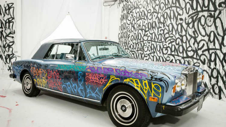 La Rolls Royce offerte par Eric Cantona à la Fondation Abbé Pierre, et peinte par le graffeur américain JonOne est mise à prix 20 000 euros.