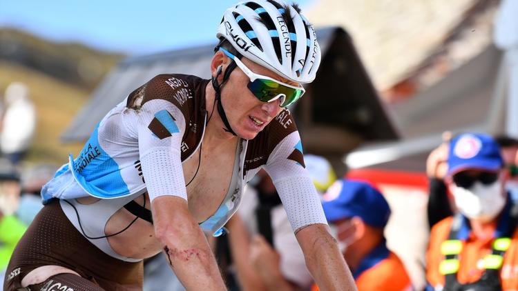 Romain Bardet, qui souffre d'une commotion cérébrale après sa chute, doit abandonner le Tour de France au soir de la 13e étape. 
