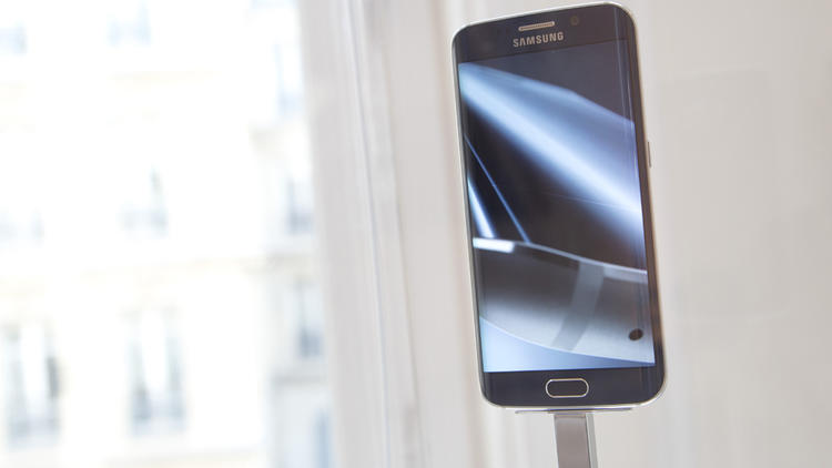 La déclinaison Edge du Galaxy S6 avec ses bords courbés affiche un design inédit pour ce type de produits.