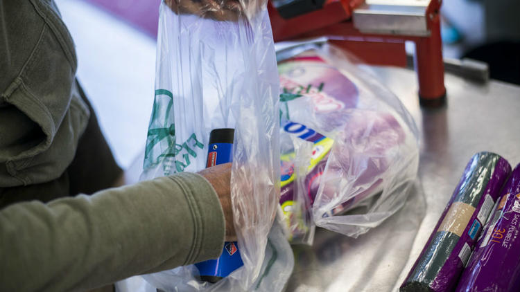 Les sacs en plastique seront bannis des caisses des magasin à partir du 1er juillet 2016. 