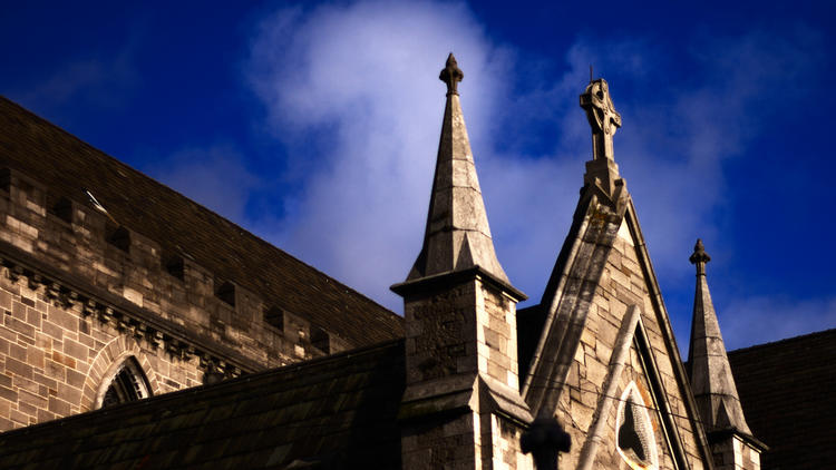 La cathédrale Saint-Patrick à Dublin (Irlande) sur fond de ciel bleu. Dans la tradition chrétienne, la Pentecôte célèbre la venue, depuis le ciel, du Saint-Esprit.