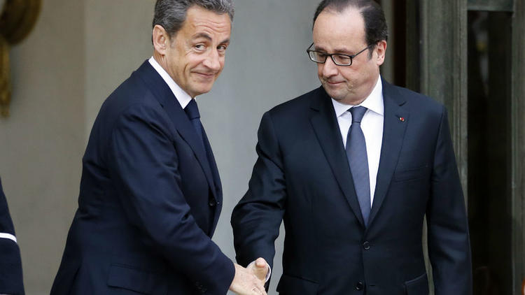 Le président Hollande et son prédécesseur à l'Elysée, peu après les attentats de janvier. 