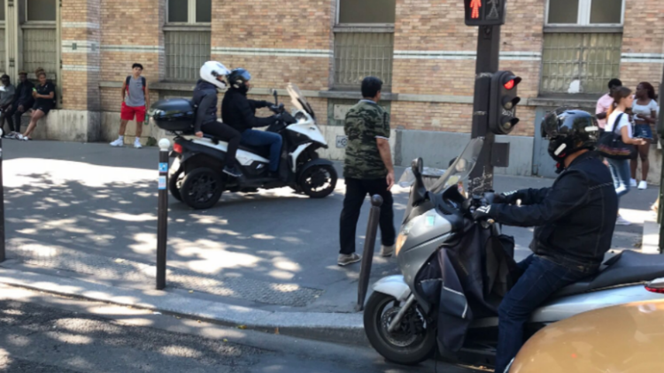 La maire du 9e arrondissement dénonce le comportement dangereux des conducteurs de deux-roues motorisés.