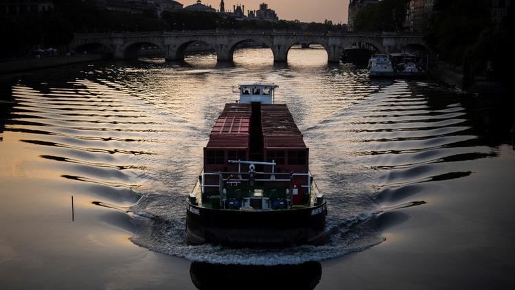Ikea effectue désormais une grande partie de ses livraisons à Paris par bateau sur la Seine.