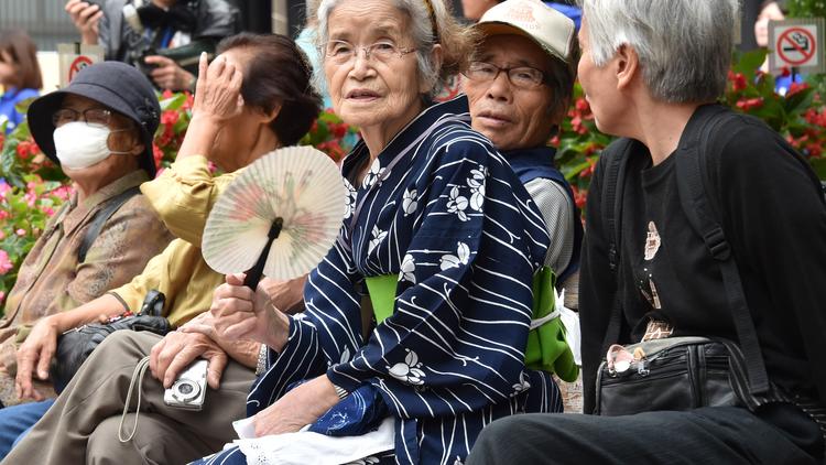 Les pensionnaires d'une maison de retraite au Japon, où le vieillissement de la population est particulièrement marqué.
