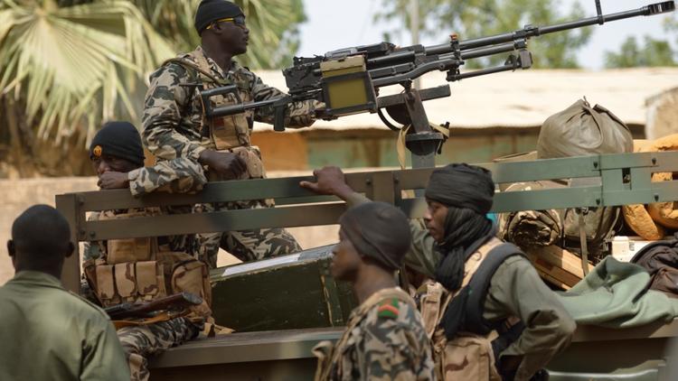 Des soldats maliens patrouillent le 26 janvier 2013 à Diabaly