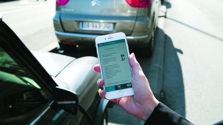 Le paiement du stationnement via mobile à Paris peut s'effectuer grâce à l'application "P Mobile".