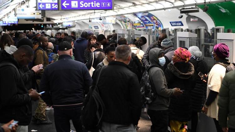 De nombreux usagers, à la station Saint-Lazare, lors de la grève du 10 novembre dernier.