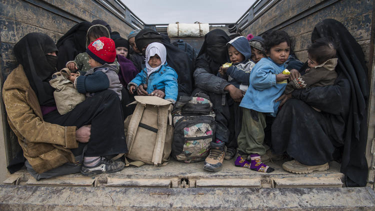 Des femmes et des enfants fuyant Daesh, le 14 février dernier (illustration).