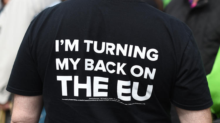 Ce t-shirt pro-Brexit, floqué «Je tourne le dos à l'UE», finira peut-être au musée.