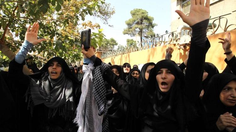 Des manifestants brandissent le Coran jeudi devant l'ambassade de France à Téhéran