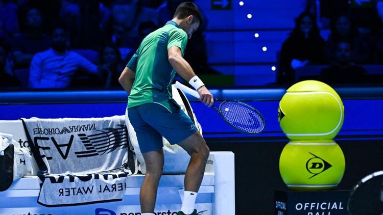 Novak Djokovic a fracassé ses deux raquettes d’un coup de pied rageur.