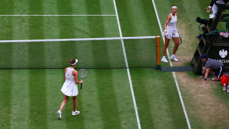Victoria Azarenka et Elina Svitolina ne se sont pas serrées la main après leur 8e de finale à Wimbledon.