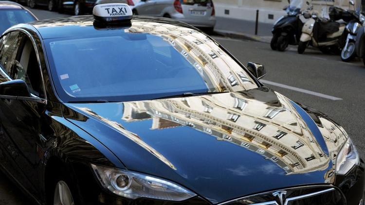 Mis en examen dans ce dossier, le chauffeur de taxi a porté plainte contre Tesla.