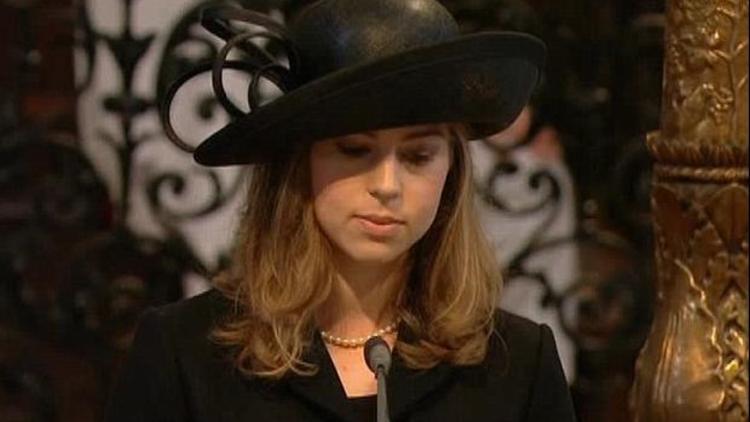 Amanda Thatcher procède à la première lecture lors des obsèques de sa grand-mère