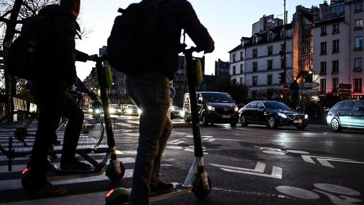 La nécessité de réguler les flux entre les piétons, les cyclistes et les conducteurs de deux-roues semble faire consensus à Paris. 