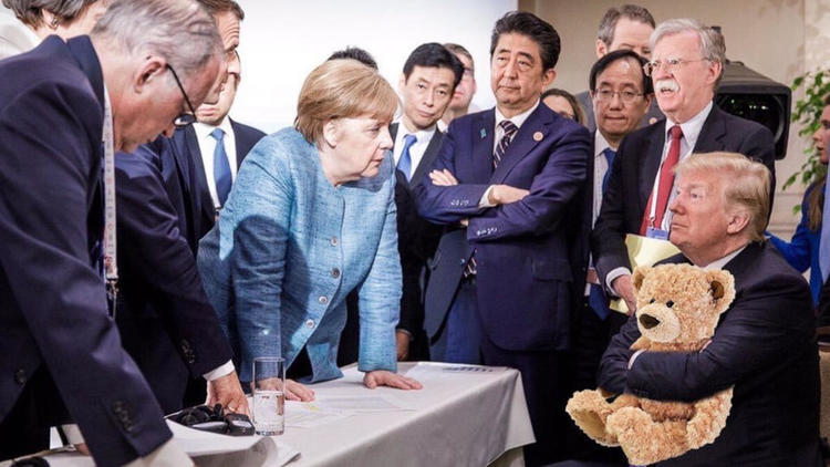 Le cliché montrant le président américain assis autour d'une table face aux autres dirigeants, tous debout, est devenu un mème. 