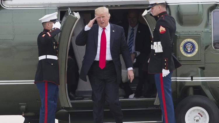 Le président Donald Trump descend de l'hélicoptère Marine One à Milwaukee, mardi 18 avril.
