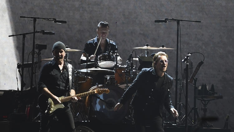 U2 a connu une décennie extrêmement chargée avec cinq tournées distinctes. 