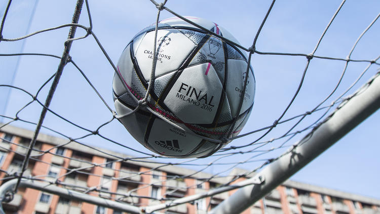 Le ballon officiel de la finale de la Ligue des champions porte le nom de la ville hôte, Milano.