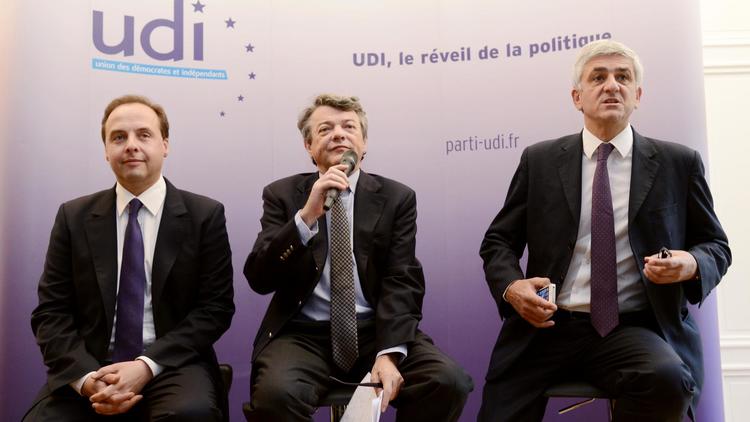L'ex-président de l'UDI, Jean-Louis Borloo (c), lors d'une conférence de presse le 6 mai 2013, au côté de Hervé Morin (d) et de Jean-Christophe Lagarde (g). 