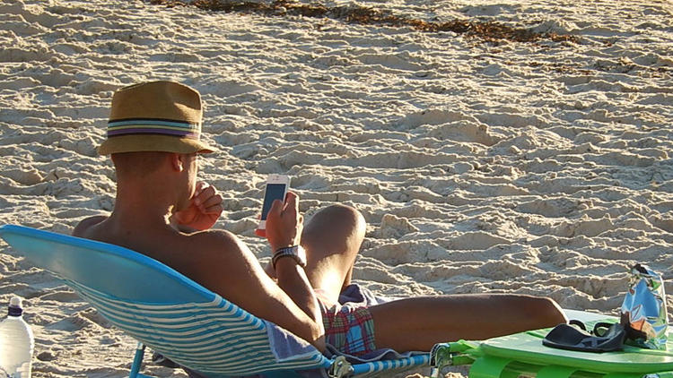 La majorité des Français reste connectée à Internet durant leurs vacances.