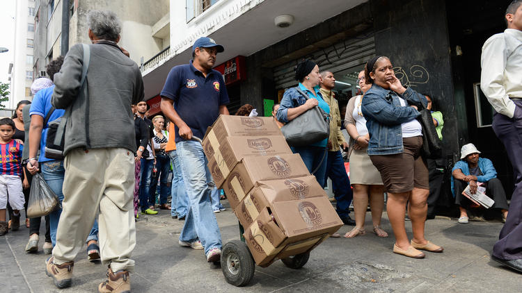 Des habitants de Caracas, au Venezuela, font la queue devant un supermarché alors que le pays est en proie à une crise alimentaire
