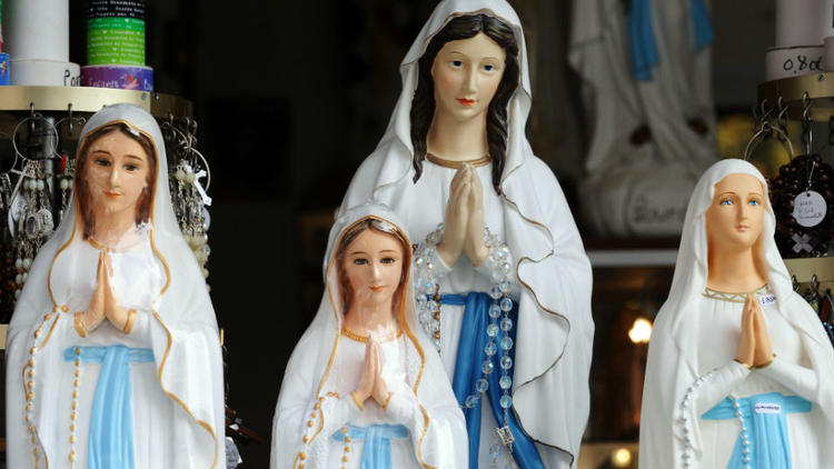 Des statues de la Vierge Marie, dans un magasin de Lourdes, le 3 novembre 2012. 