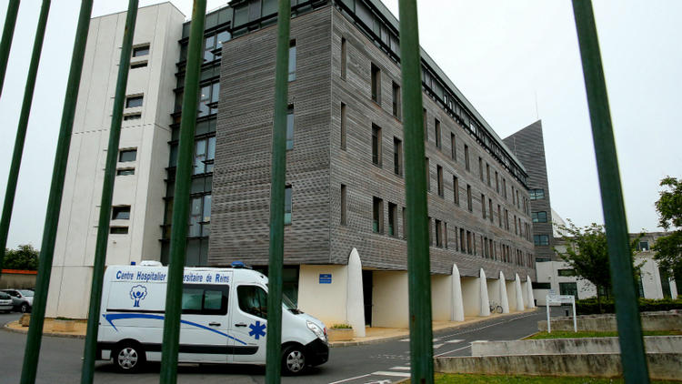 Les avocats des parents de Vincent Lambert sont attendus mardi matin au centre hospitalier de Reims pour vérifier la reprise, au moins provisoire, des traitements.