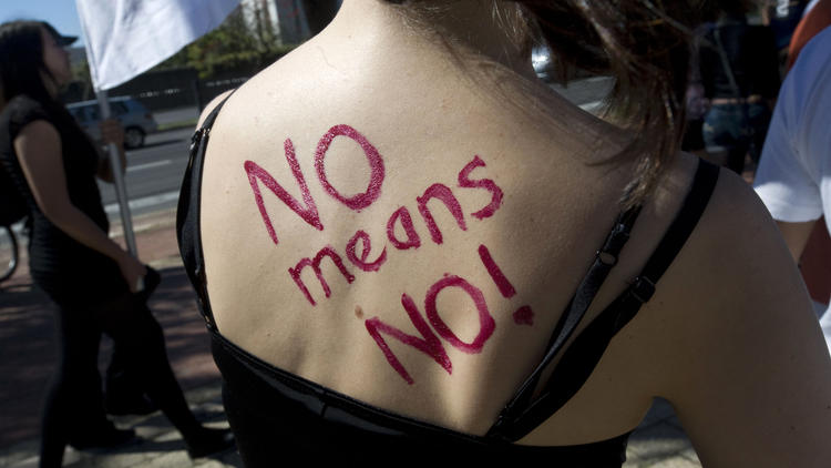 «Non veut dire non !», est écrit sur le dos d'une femme alors que plus de mille personnes défilent dans la ville et participent à la première «Marche des salopes», le 20 août 2011 au Cap, en Afrique.
