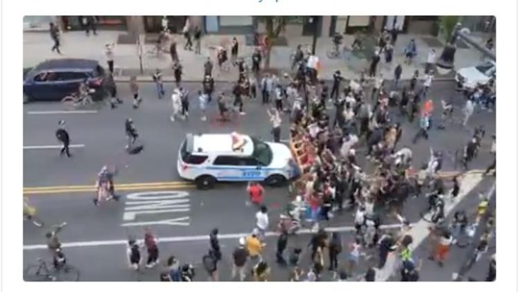 Un commissaire s'est dit «troublé» par la vidéo d'une voiture de police fonçant dans la foule. 