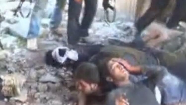 Ces hommes à terre seraient des soldats syriens blessés, peu avant leur exécution