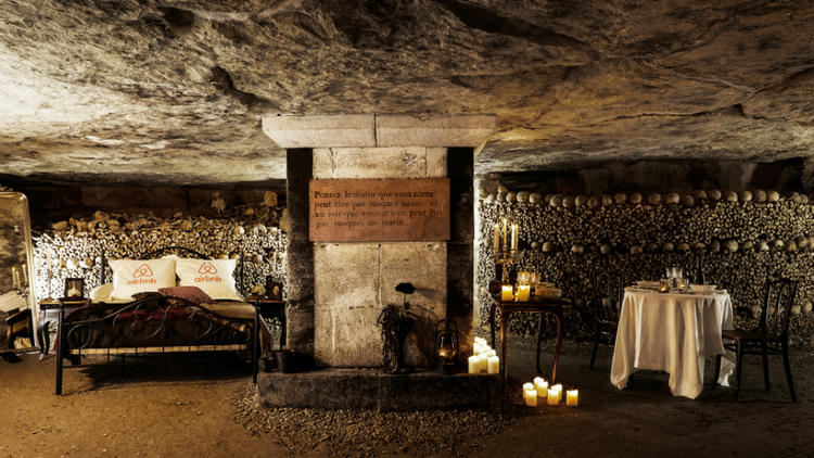 Airbnb propose à deux téméraires de dormir dans les catacombes 