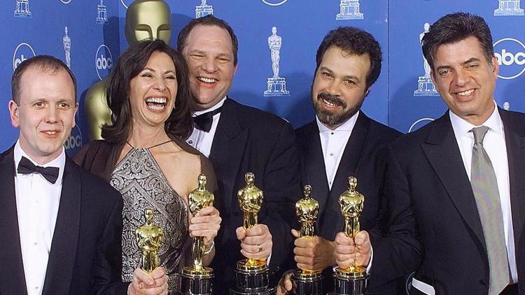 Harvey Weinstein et son équipe reçoivent un oscar pour shakespeare in love en 1999. Un film significatif dans sa carrière de producteur. 