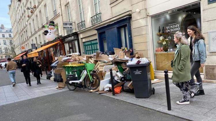 Il reste encore plus de 9.000 tonnes de déchets non ramassés dans les rues parisiennes.